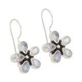 Aros colgantes de plata 925 con forma de flor, formados por cinco piedras de la luna.