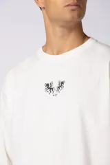 Remera negra oversize de mangas cortas con estampado pequeño de dos caballos blancos en el pecho.