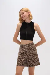 Top negro sin mangas de poliamida, corte ajustado, con cuello alto y cierre frontal con cremallera.