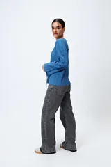 Pantalón de jean gris oscuro, de corte recto y tiro bajo.