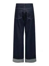 Pantalón de jean azul oscuro, de pierna ancha y tiro alto, con bragueta de botones, dobladillo doblado y pasadores para cinturón.