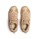 Zapatillas de senderismo Merrell Accentor 3, color beige con detalles en marrón. Capellada de cuero de ante y malla transpirable, cordones y correas reciclados, lengüeta de fuelle, puntera de goma protectora, forro de malla reciclada, plantilla extraíble de espuma EVA reciclada, tratamiento Cleansport NXT™ para el control del olor, cámara de aire Merrell Air Cushion en el talón y suela de goma adherente.