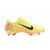 Championes de fútbol Nike Zoom Vapor 16 Academy KM FG/MG, inspirados en Kylian Mbappé. Diseño en tonos amarillos con detalles en rosa y negro.