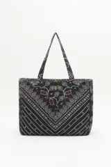Bolso tipo tote bag negro con estampado geométrico multicolor y la palabra 'Liberté' bordada en dorado.
