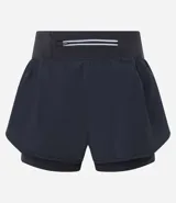 Bermuda deportiva de microfibra color blanco, corte runner con cintura elástica y forro interno.