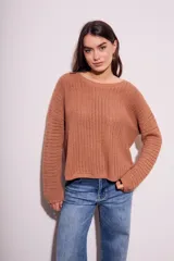 Sweater de punto color ladrillo con textura calada y lurex.