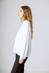 Camiseta blanca de algodón orgánico, de manga larga y corte holgado.