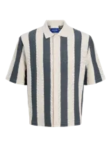 Polo de hombre con tejido texturizado a rayas verticales color crema y gris, corte holgado, cuello tipo polo, mangas cortas y cierre con botones.