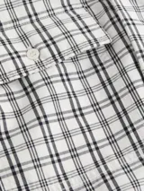 Camisa de sarga con diseño cuadrillé, de corte regular fit, con cuello formal y bolsillo en la parte delantera, fabricada por Calvin Klein.