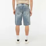 Bermudas de jean celeste con corte holgado.