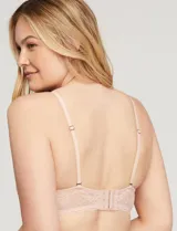 Conjunto de ropa interior de encaje floral blanco, compuesto por un bralette sin aro ni relleno, con breteles regulables y cierre trasero de tres posiciones, y una bombacha con detalle de encaje floral.