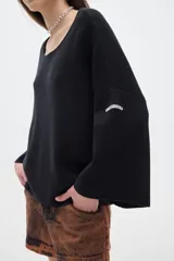 Buzo negro de algodón con cuello redondo y mangas largas.