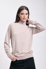 Suéter negro de punto con cuello alto.