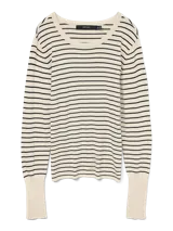 Sweater de punto con cuello redondo y mangas largas con detalle de botones en los puños. Diseño a rayas horizontales en color crudo y negro.