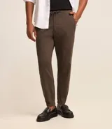 Pantalón jogger negro liso, con cintura elástica ajustable con cordón y bolsillos laterales.