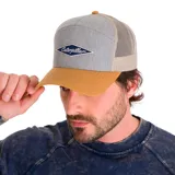 Gorro Caterpillar con visera curva, paneles frontales grises, paneles traseros de malla color beige y logo bordado en forma de diamante en el frente.