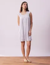 Camisón corto estampado, marca René Rofé, de tejido suave. Tiene escote redondo con aplique de puntilla, botones y detalle plisado.