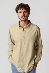 Camisa blanca de manga larga con cuello clásico y cierre frontal con botones.