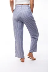 Pantalón de vestir a rayas verticales azules y blancas, de corte recto y tiro alto.