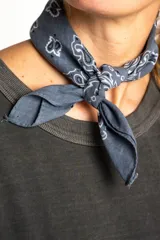 Pañuelo bandana de algodón color gris con estampado de cachemir en blanco.