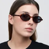 Lentes de sol unisex Oba Tigris Carbon con montura ovalada carey y lentes polarizadas negras. Fabricados con materiales bio-based G850 y patillas de propionato de celulosa. Protección UV400 - Categoría 3.