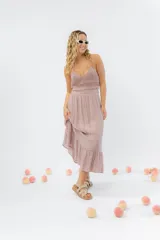 Vestido largo con top tejido en crochet y falda de gasa liviana con caída natural. Escote halter con breteles que atan al cuello y detalle de puntilla en la unión del busto.