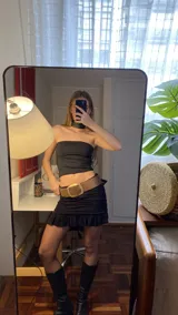 Minifalda negra de lino con spandex y volados en el ruedo.