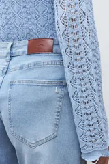 Jean de mujer tiro alto, color azul claro lavado, corte ancho (wide leg) y largo con terminación deshilachada en el ruedo.