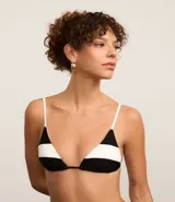 Top de bikini triangular fruncido confeccionado en microfibra acanalada bicolor, con tiras paralelas ajustables, lazo en la espalda y rellenos removibles.