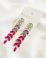 Aros colgantes con forma de hojas en tonos rosa, lila y blanco, con engarce dorado.