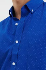 Camisa de manga corta azul con pequeños lunares blancos, cuello button-down y bolsillo en el pecho.