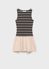 Vestido corto con cuerpo ajustado a rayas horizontales en blanco y negro, falda corta color piel con frunce en la cintura.