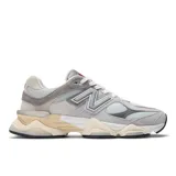 Zapatillas urbanas New Balance modelo U9060, color gris claro con detalles en gris oscuro y blanco. Confeccionadas en gamuza y malla, con logo "N" característico en los laterales y entresuela ABZORB y SBS.