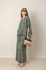 Pantalón palazzo de lino color crudo con estampado floral al tono, tiro alto y cintura elastizada.