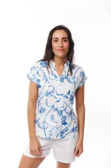 Blusa blanca con estampado floral azul, de manga corta y escote en V.