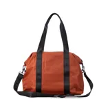 Bolso deportivo negro de nylon, con compartimento principal con cierre y bolsillo adicional al frente con cierre. Cuenta con asas y correa extensible.