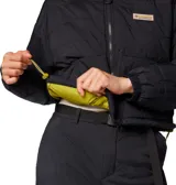 Campera corta Columbia Wallowa Cropp Jacket negra con cuello alto, cierre frontal con cremallera bidireccional, bolsillos laterales con cremallera y dobladillo ajustable con ceñidor.