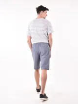 Bermuda de hombre color azul con cintura elastizada y cordón ajustable.