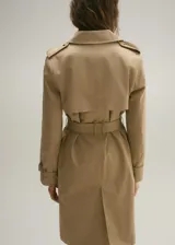 Trench coat azul marino con doble botonadura, cinturón ajustable, cuello de solapa, trabillas en los puños y abertura posterior en el bajo.