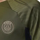 Camiseta de fútbol Nike Dri-FIT del Paris Saint-Germain, modelo Strike Fourth. Diseño en tonos verde oliva con detalles en dorado y negro. Incluye logo de Jordan, escudo del club y sponsor Qatar Airways.