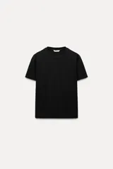 Camiseta negra de algodón, corte regular, cuello redondo y manga corta.