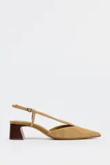 Zapato destalonado color beige de serraje, con punta fina, doble tira con hebilla ajustable al tobillo y tacón medio bloque de madera.