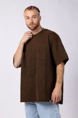 Remera marrón de algodón rústico con corte oversize, mangas cortas y costuras al corte.