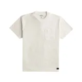 Remera blanca de algodón con cuello redondo, manga corta, corte oversize y bolsillo en el pecho.