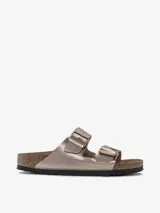 Sandalias Birkenstock Arizona color cobre con doble tira ajustable con hebillas metálicas.