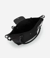 Cartera grande negra de poliéster con cierre de cremallera y solapa. Tiene doble asa, una fija para el hombro y otra transversal desmontable.