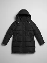Campera puffer negra con capucha, cierre frontal con cremallera y bolsillos laterales. Diseño acolchado y corte largo.