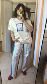 Pantalón de gabardina elastizada a rayas verticales de colores pastel.