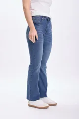 Pantalón de jean azul medio, corte cropped y flare.