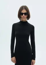 Vestido midi negro de tejido de punto fino, con cuello alto, manga larga, corte ajustado y abertura lateral en el ruedo.